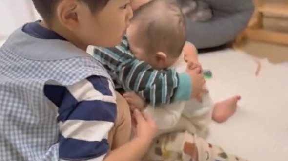 赤ちゃんを取り合う兄弟