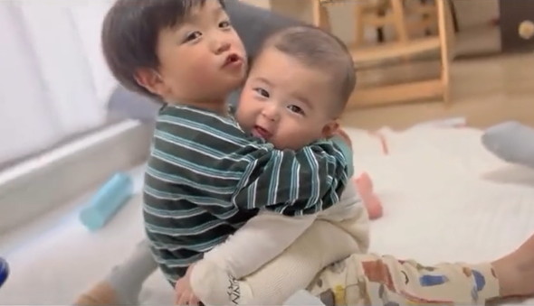 赤ちゃんを取り合う兄弟