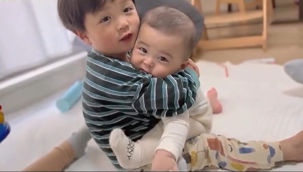 赤ちゃんを取り合う兄弟