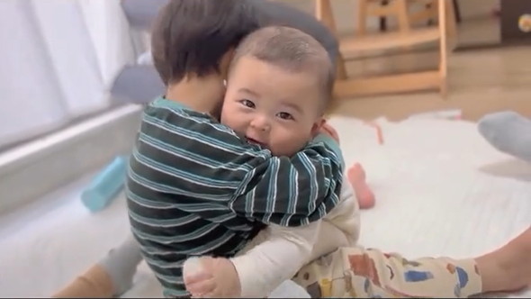 赤ちゃんを取り合う兄弟