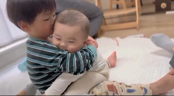 赤ちゃんを取り合う兄弟