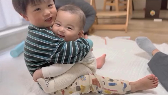赤ちゃんを取り合う兄弟