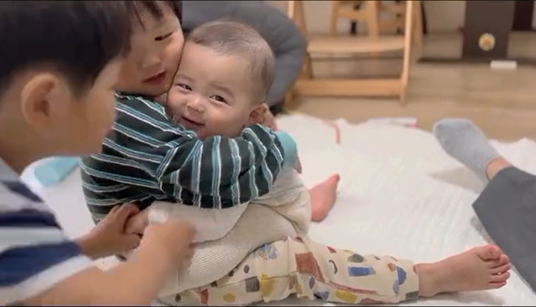 赤ちゃんを取り合う兄弟