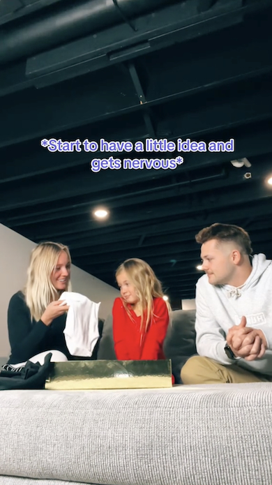 赤ちゃんの服で察する娘