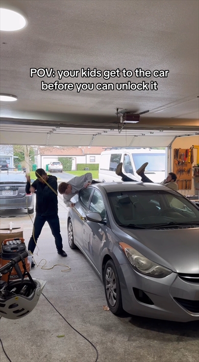車のカギを開ける前の子どもあるある