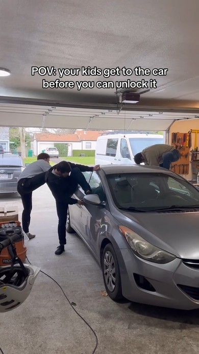 車のカギを開ける前の子どもあるある