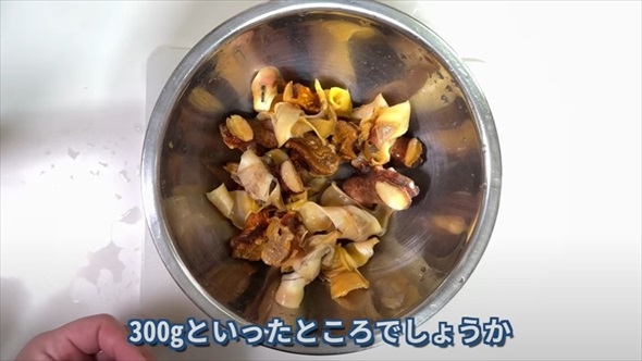巻貝を集めて食べる