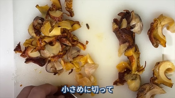 巻貝を集めて食べる