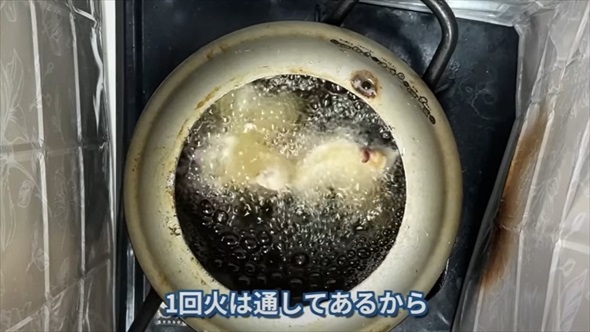 巻貝を集めて食べる