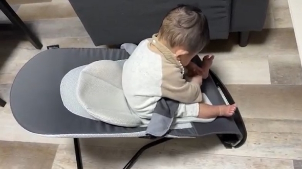 バウンサーに座る赤ちゃん