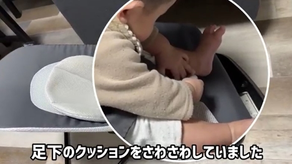 クッションを触る赤ちゃん