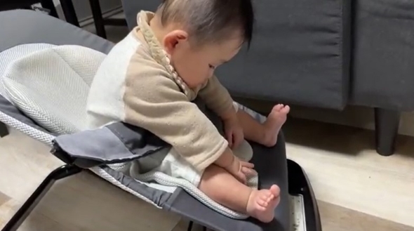 クッションを触る赤ちゃん