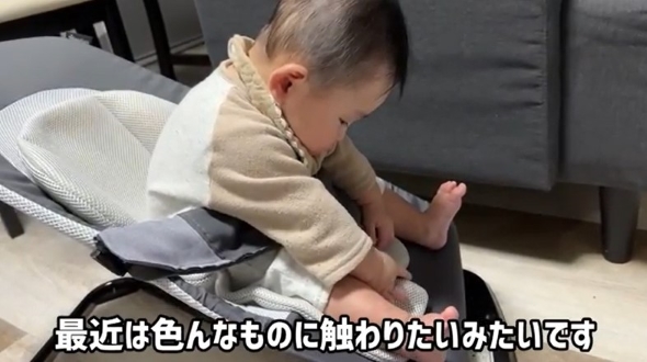 クッションを触る赤ちゃん