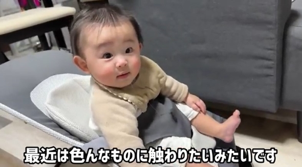 顔を上げる赤ちゃん