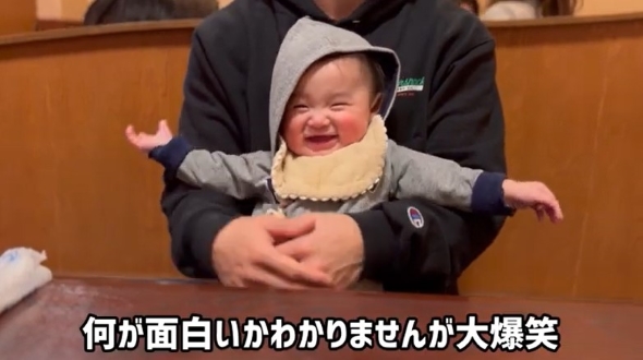 爆笑する赤ちゃん