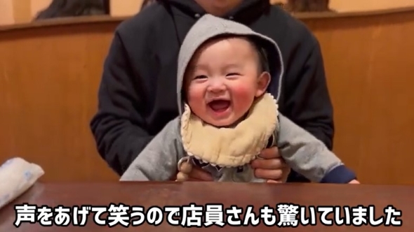 爆笑する赤ちゃん