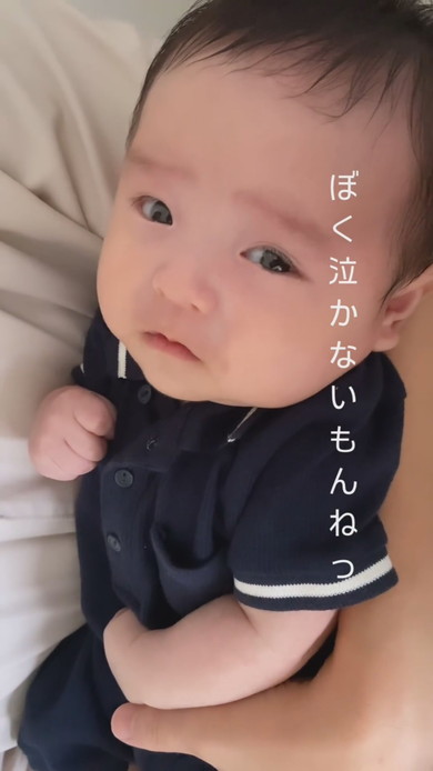 泣きそうな生後1カ月の赤ちゃん