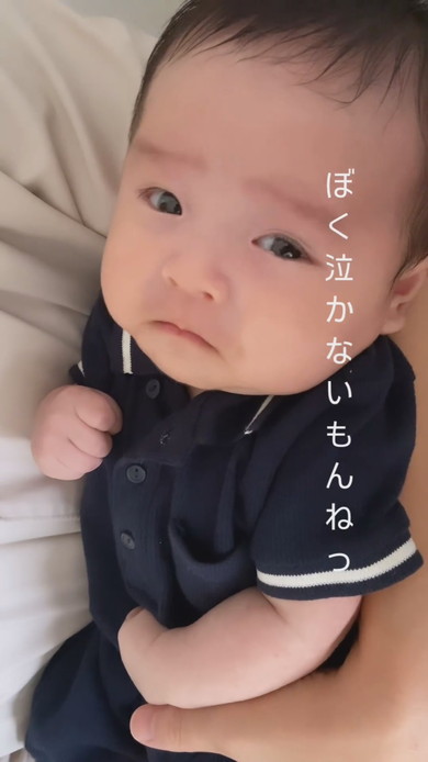 泣きそうな生後1カ月の赤ちゃん