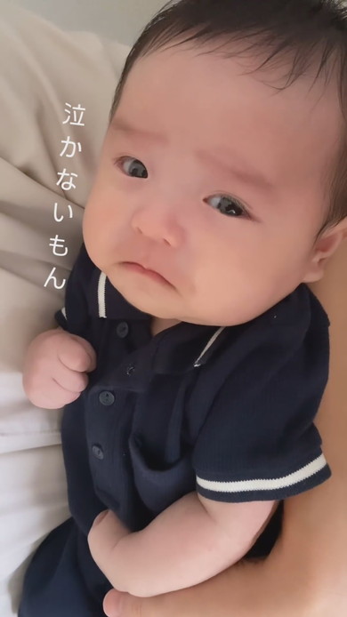 泣きそうな生後1カ月の赤ちゃん