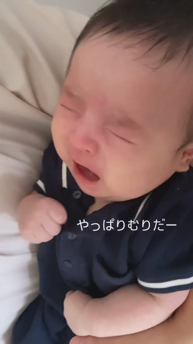 泣きそうな生後1カ月の赤ちゃん