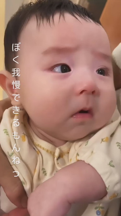 泣きそうな生後2カ月の赤ちゃん