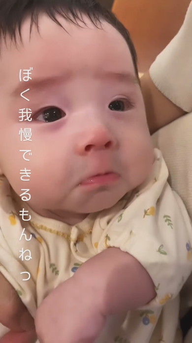 泣きそうな生後2カ月の赤ちゃん