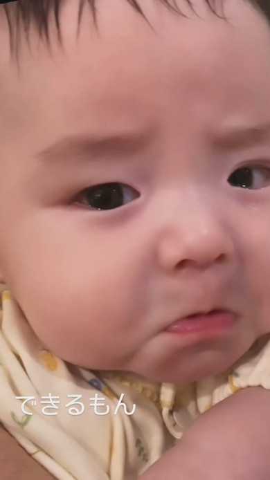 泣きそうな生後2カ月の赤ちゃん