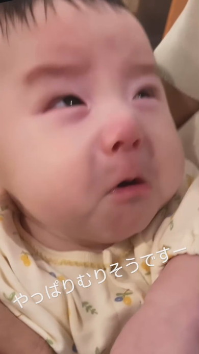 泣きそうな生後2カ月の赤ちゃん