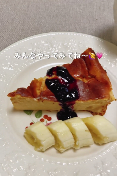 ジャムやフルーツを添えてヨーグルトケーキの完成