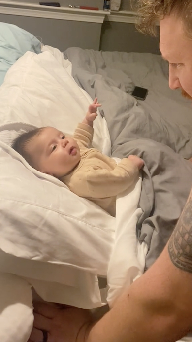 手を振る赤ちゃん