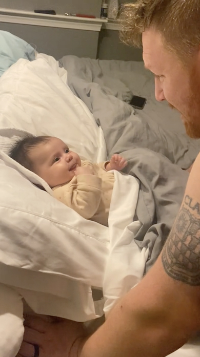 ゴーゴーダンスする赤ちゃん