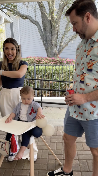 目が座っている男の子