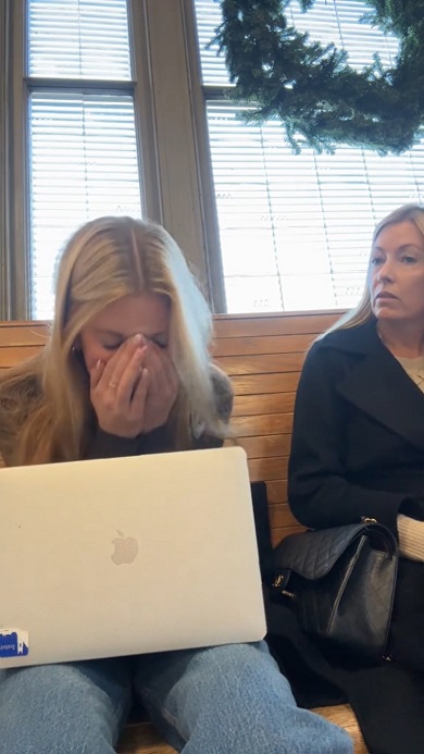 合格発表を受けて涙を流して喜び合う母と娘