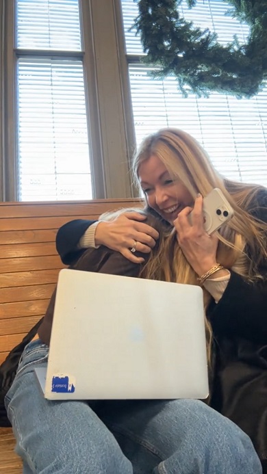 合格発表を受けて涙を流して喜び合う母と娘