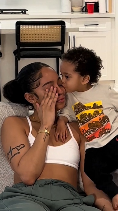 泣きまねをして息子の反応を検証するママとパパ