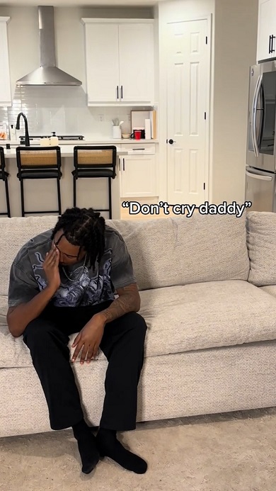 泣きまねをして息子の反応を検証するママとパパ