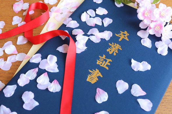 卒業証書と桜