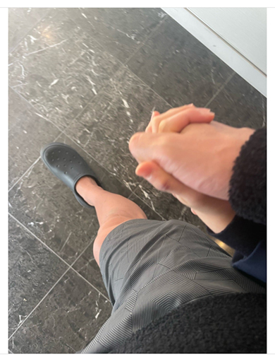 卒業式へ向かう2人