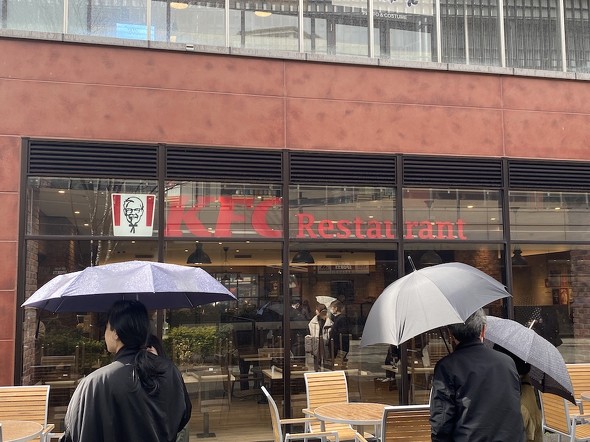 開店前は行列が