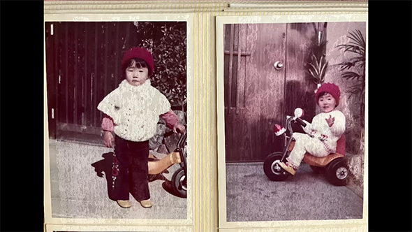 白い服を着た子どもの2枚の写真