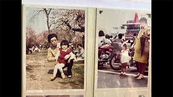 赤い服を着た子どもの写真