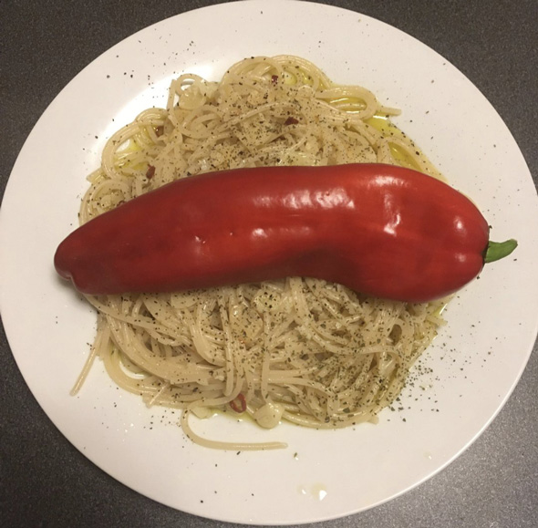 クソデカ ペペロンチーノ パスタ 大きい パプリカ