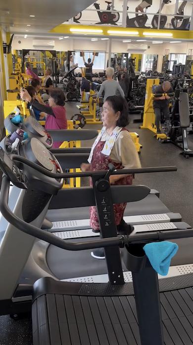 トレッドミルで走るおばあさん