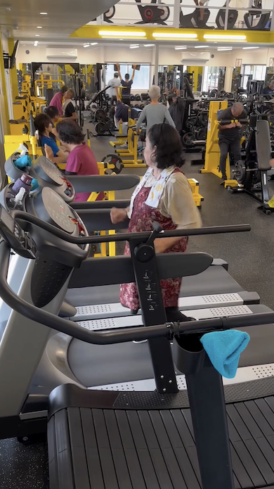 トレッドミルで走るおばあさん