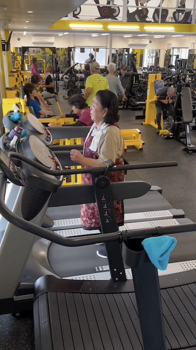 トレッドミルで走るおばあさん