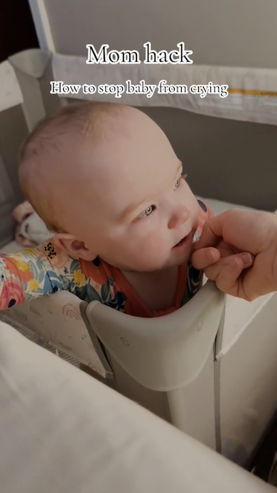 あごを触れられる赤ちゃん