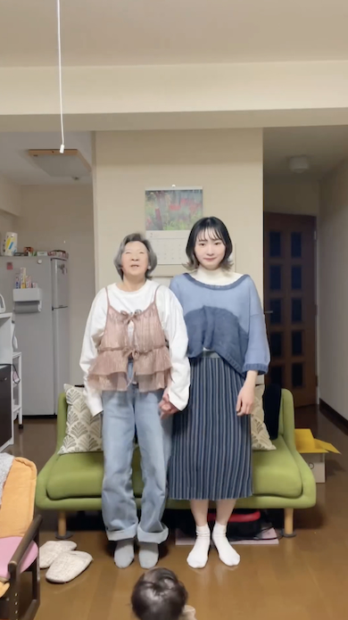 祖母と孫娘のコーデ交換