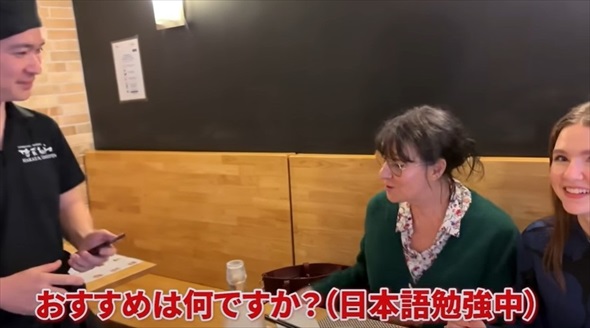 日本が恋しい仏人母をラーメン屋につれていくと