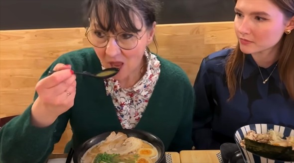 日本が恋しい仏人母をラーメン屋につれていくと