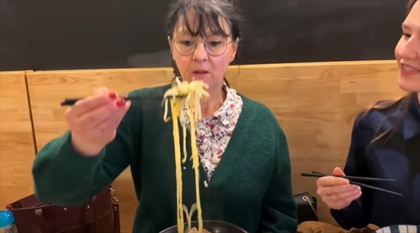 日本が恋しい仏人母をラーメン屋につれていくと
